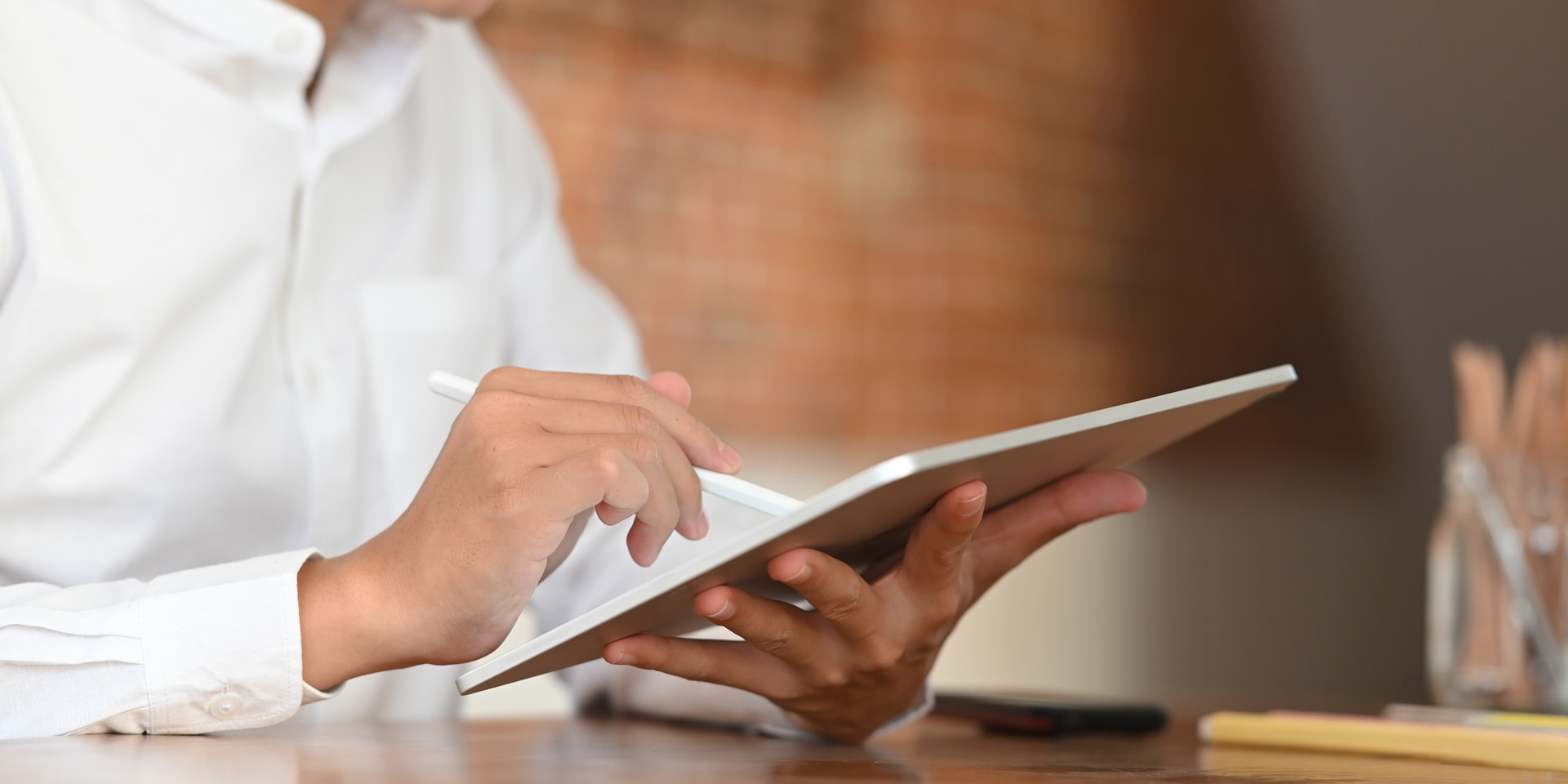 person downloading free guides on tax at Vital Wealth